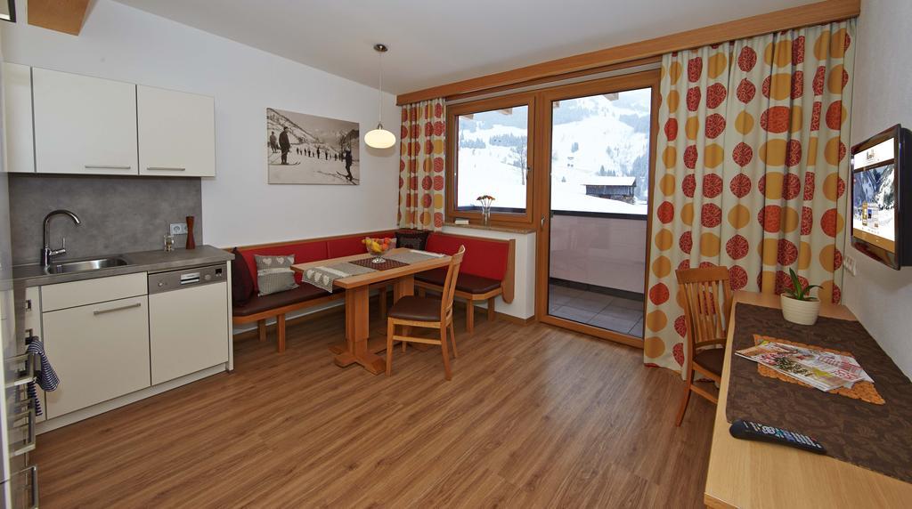 Ferienwohnung AlpenHit Saalbach Zimmer foto